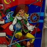 Máquina completa · Detalle del bezel del pinball Cavalier, Petaco