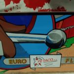 Máquina completa · Detalle del bezel del pinball Cavalier, Petaco