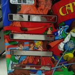 Máquina completa · Detalle del bezel del pinball Cavalier, Petaco