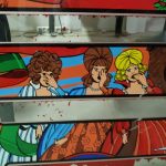 Máquina completa · Detalle del bezel del pinball Cavalier, Petaco