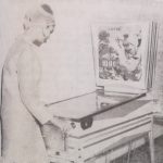 Documento · Foto promocional con "Miss España" María José Ulla jugando al pinball Coral de Gedasa - Maresa. El Mundo del Automático. 1964