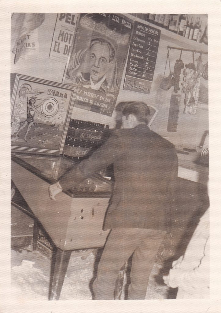 Diana - Documento · Foto de archivo donde aparece el pinball Diana de Petaco