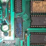 Interior · Versión azul · Detalle de la placa con el PLD de seguridad raspado donde aparece el color azul, que permite identificar la versión