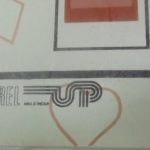Máquina completa · Detalle del backglass con el logotipo del fabricante