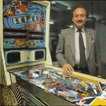 Documento · Juan Parades con prototipo de pinball Petaco, Juegos Populares. Año 1984